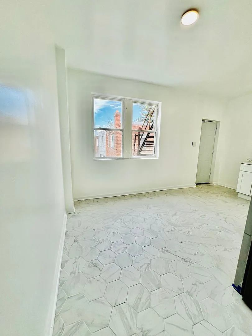 Charming 2BR 1BA Apartment in Cedarbrook! — Photo 3