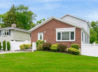 320 Vanderbilt Blvd, Oakdale, NY 11769