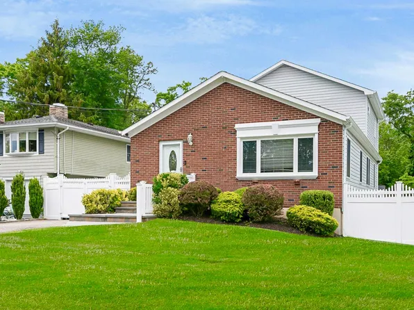 320 Vanderbilt Boulevard, Oakdale, NY 11769