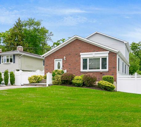 320 Vanderbilt Boulevard, Oakdale, NY 11769
