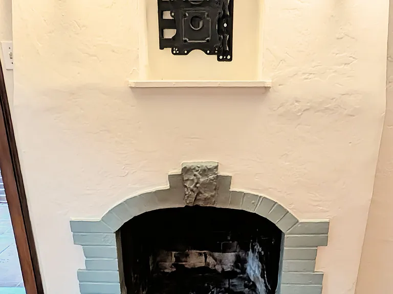 fireplace - cannot burn wood, for looks only