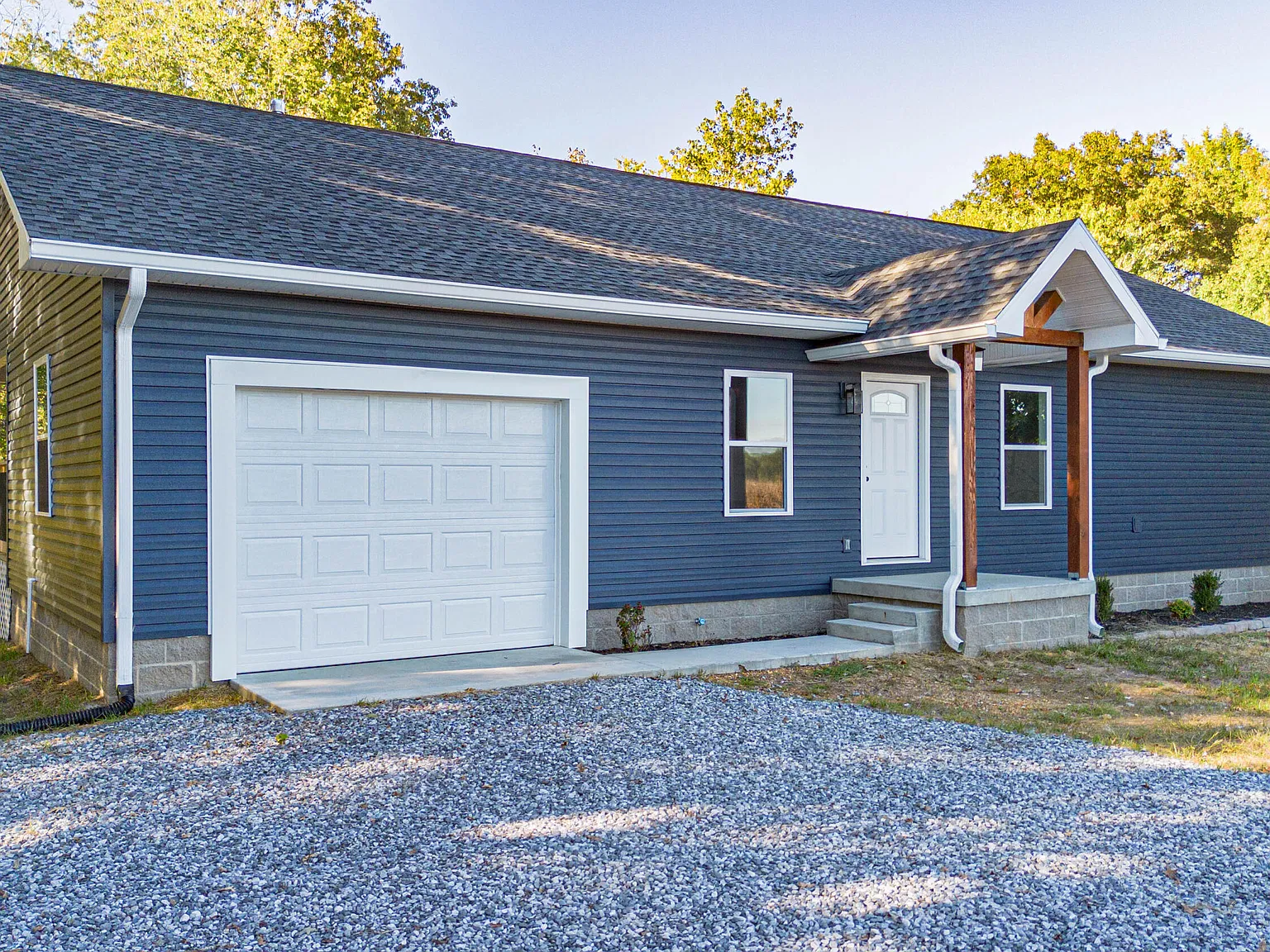 3 bed, 2.0 bath, 1445 sqft, $1,800 — Photo 3