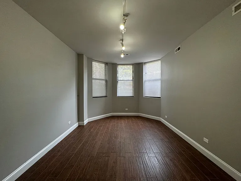 5400-02 N Winthrop Ave — Photo 1