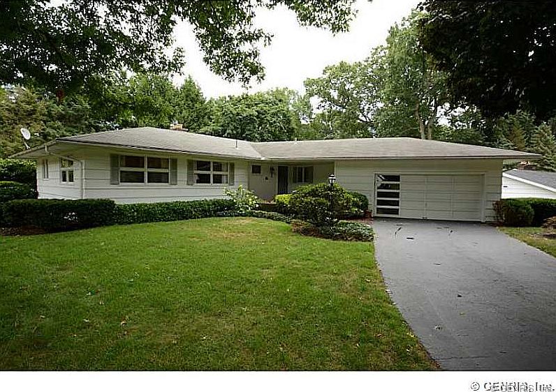 1st image of 19 Oak Manor Ln