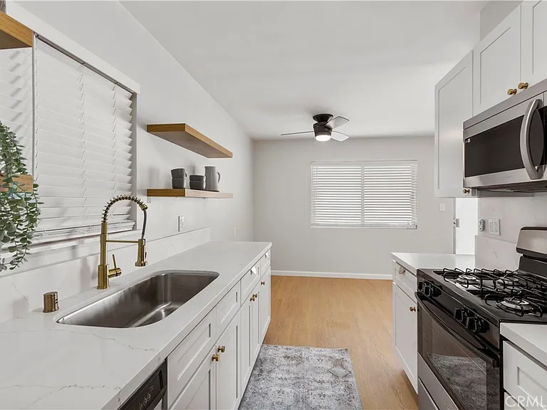 1107 E 3rd St #8 — Photo 3
