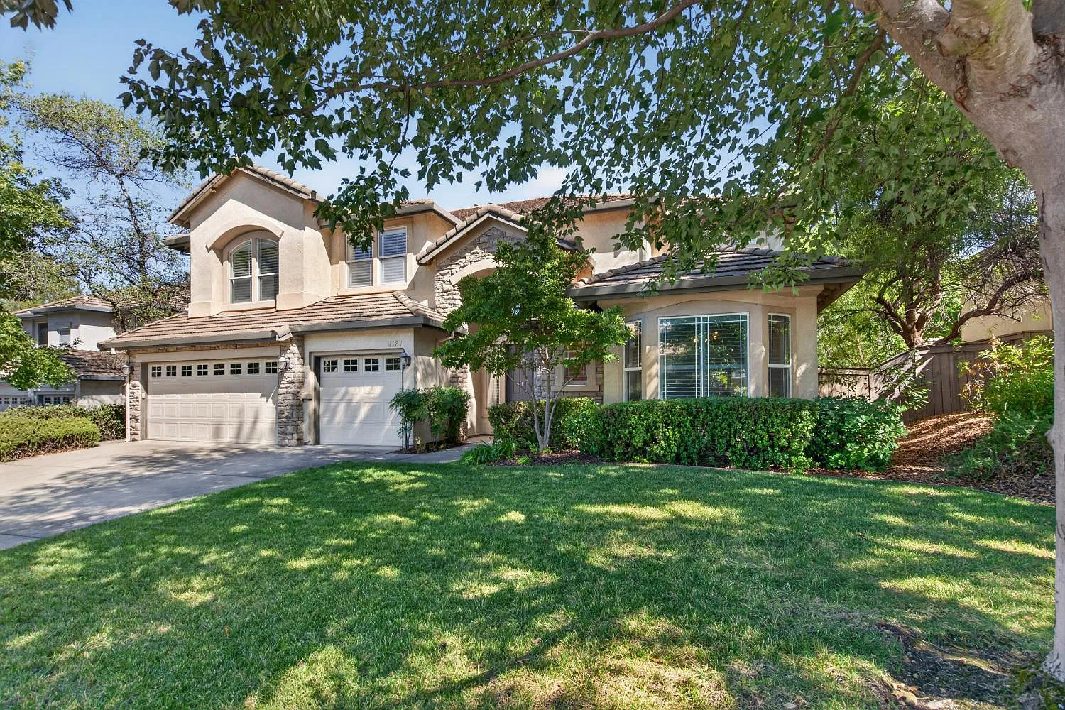 5 bed, 3950 sqft, $5,499 — Photo 2