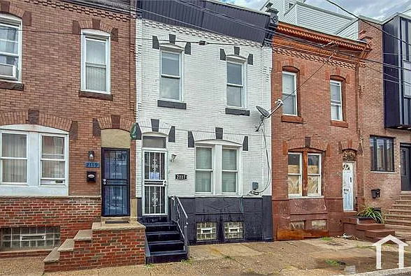 3 bed, 922 sqft, $900 — Photo 1