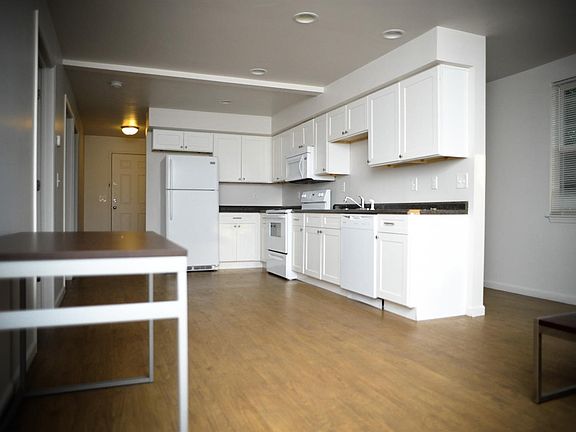 3rd image of 818 Oakland Ave