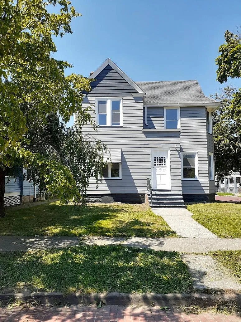 2102 W 96th St photo 1