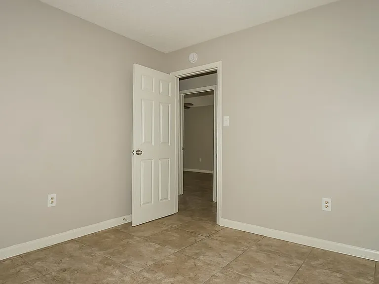 965 Hunters Point Dr — Photo 13