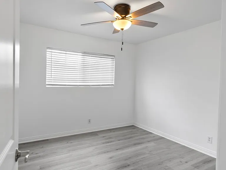 11027 Reseda Blvd — Photo 17