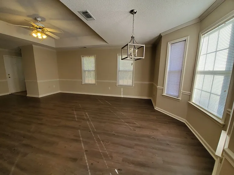 900 Country Club Rd — Photo 5
