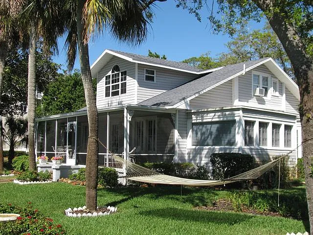 1121 Victoria Dr — Photo 3