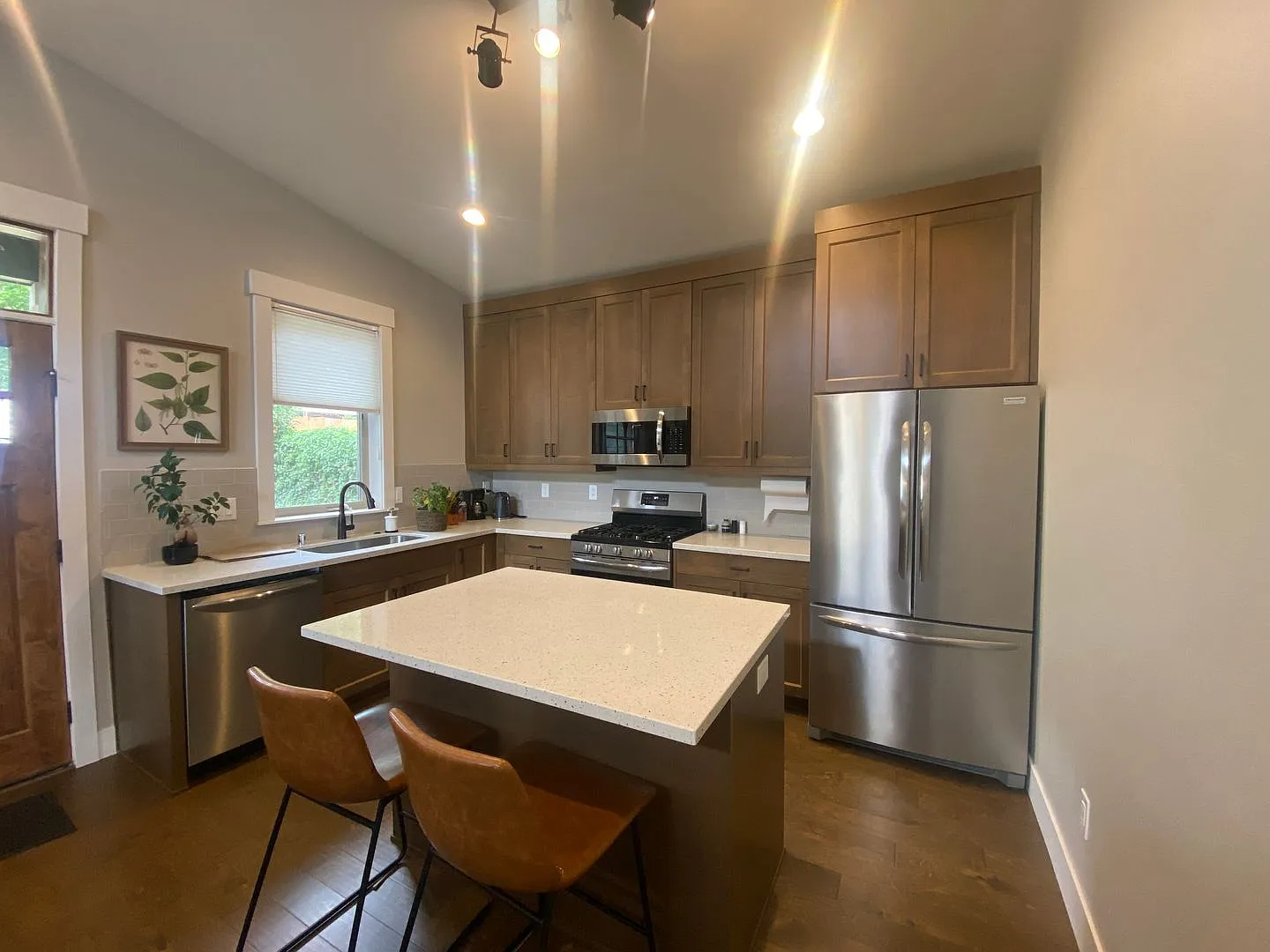 1 bedroom 1 Bath in Bingen, WA — Photo 2