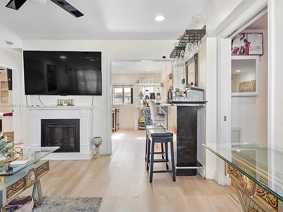3rd image of 5109 NE 5th Ave