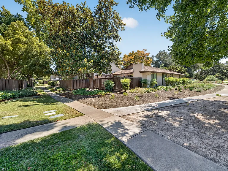 1985 Countrywood Ct — Photo 10