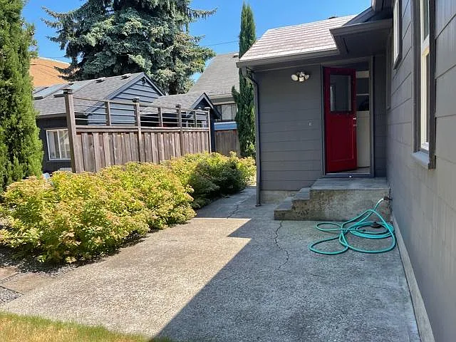 8935 N Kellogg St — Photo 12