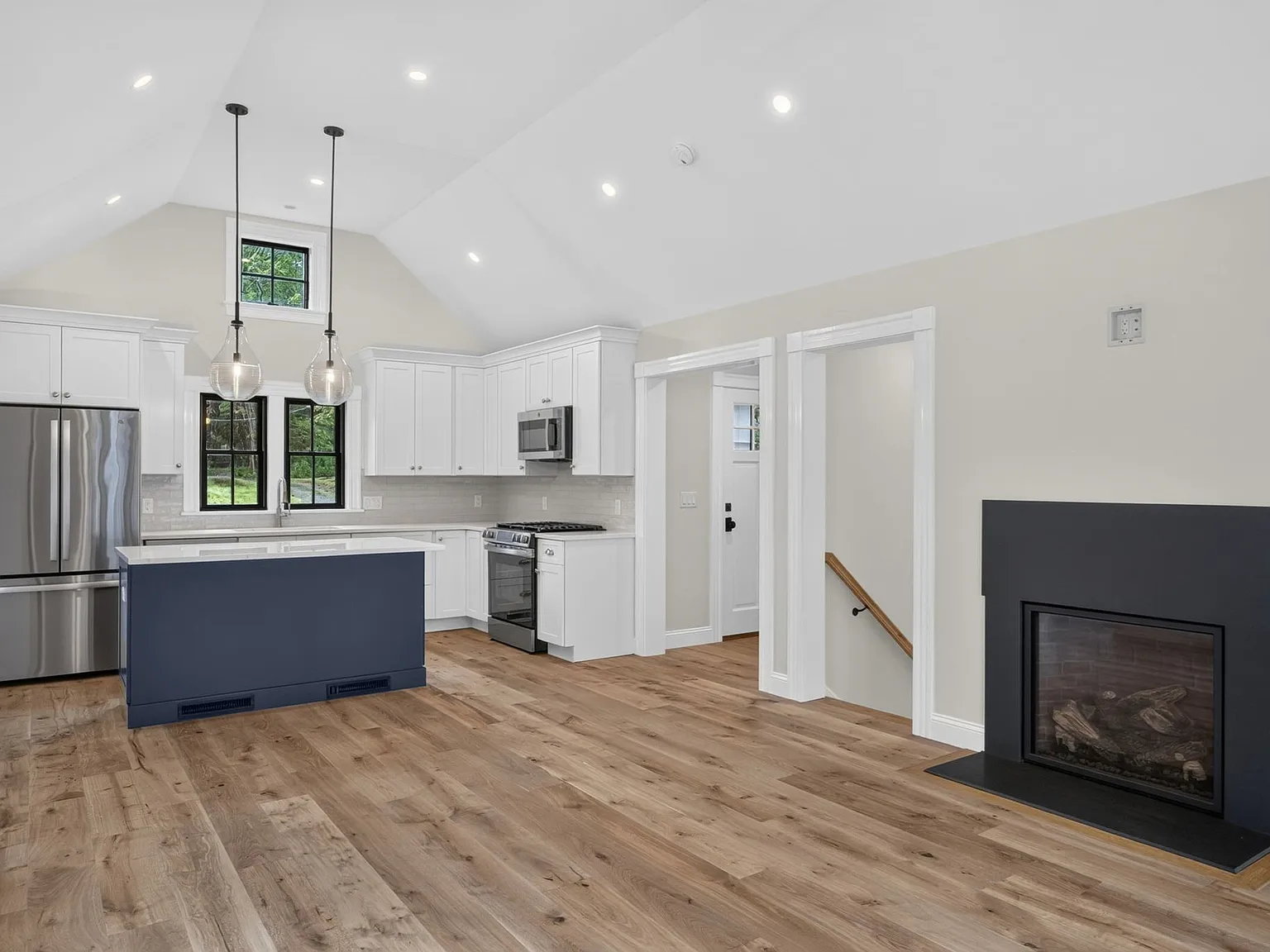 3 bed, 2.0 bath, 1456 sqft, $4,000 — Photo 2