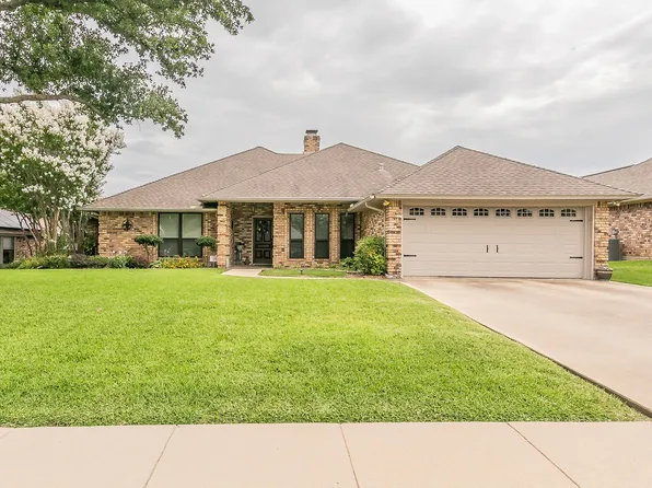 10153 Stoneleigh Dr, Benbrook, TX 76126