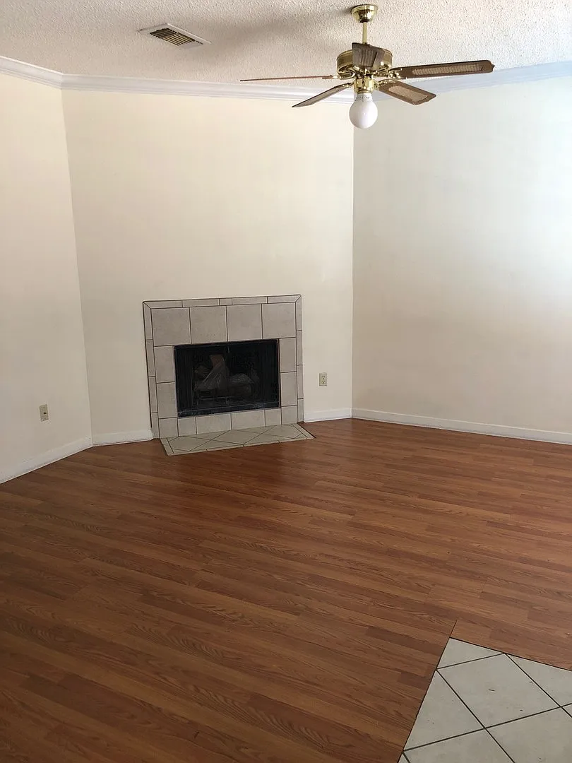 Photo 2 of 12 - 915 W 23rd St #112 - Austin, TX Building Photo - 915 W 23rd St #112