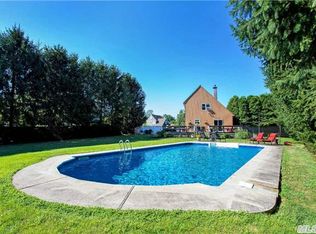 190 Old Farm Rd, Riverhead, NY 11901