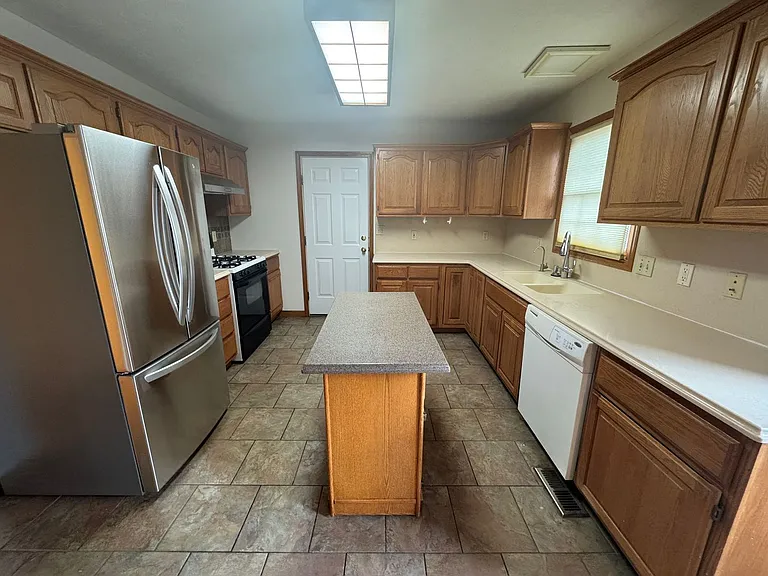 2047 Parkside Dr — Photo 5