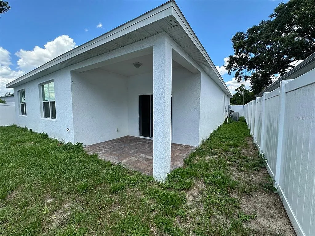 4 bed, 2.5 bath, 1827 sqft, $2,190 — Photo 4