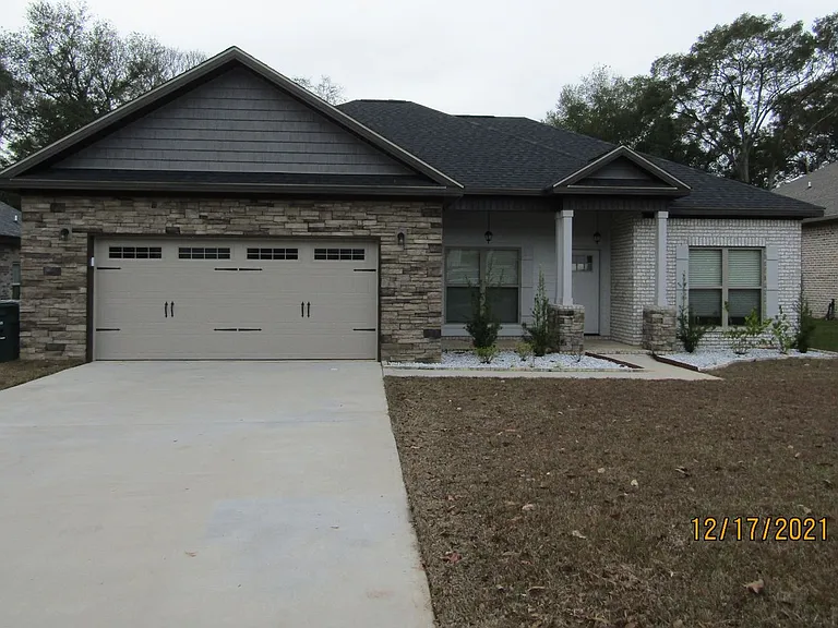 212 Savannah Dr — Photo 1