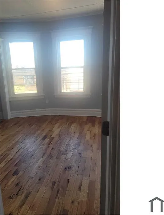3 bed, 1250 sqft, $2,100 — Photo 2