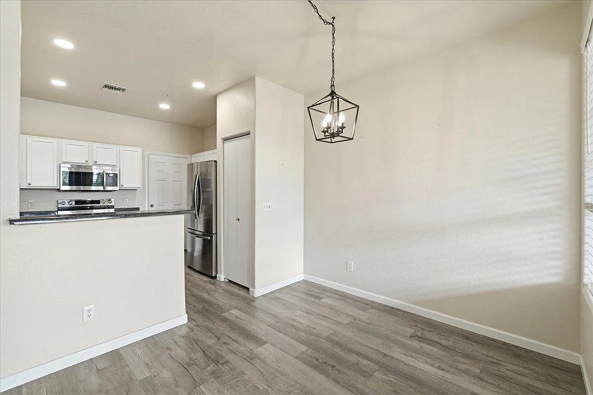 Building Photo - 1633 E Lakeside Dr #63