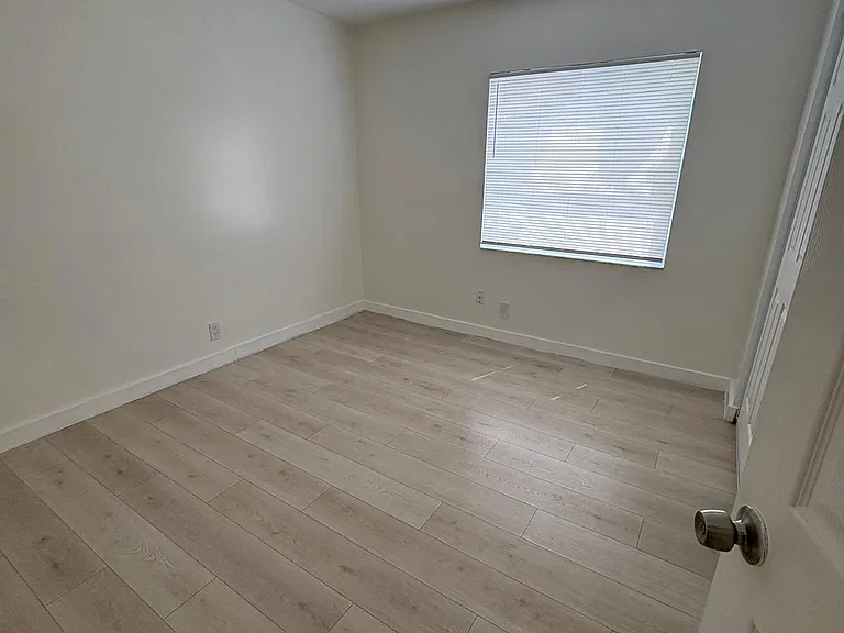 600 NE 46th Ct #5 — Photo 3