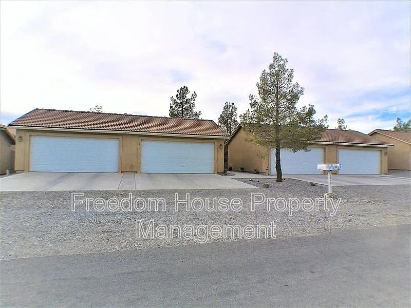 2 bed, 2.0 bath, 901 sqft, $1,141 — Photo 2