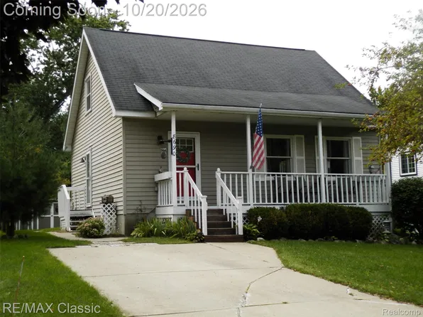 8690 Country Club Dr, Pinckney, MI 48169