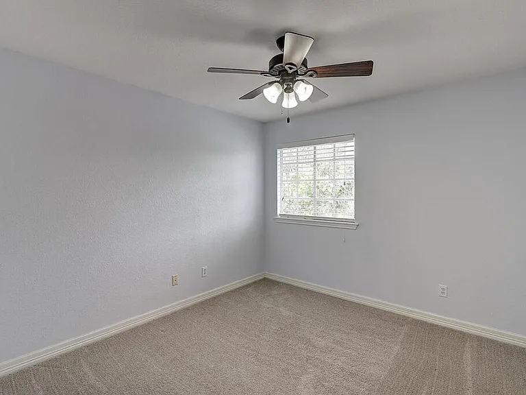 7810 Duchess St — Photo 27