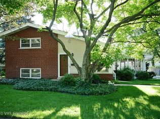 403 N Wilshire Ln, Arlington Heights, IL 60004