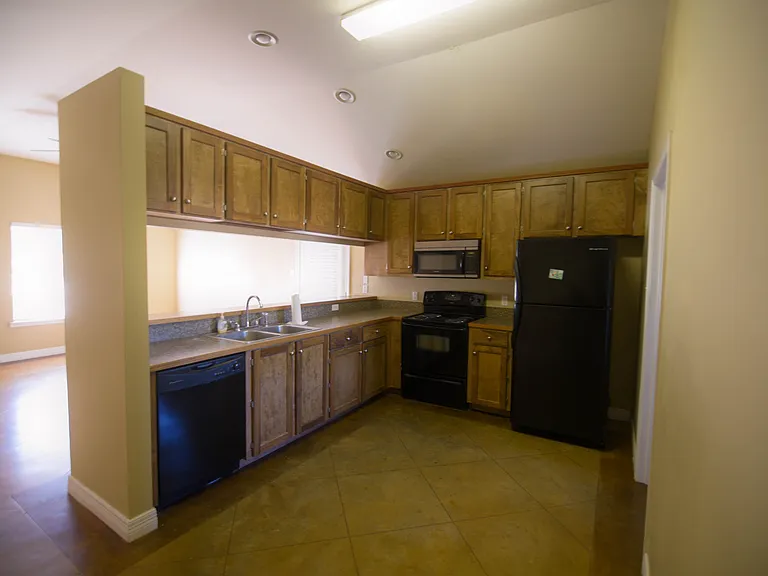 2506 Redwood St — Photo 7