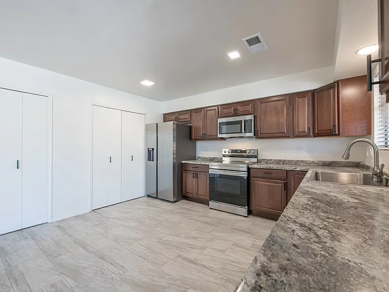 409 Longwood Dr NE — Photo 8