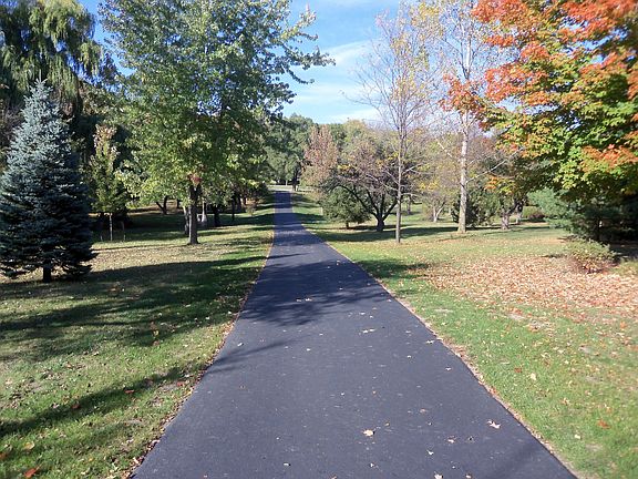 view of driveway/lot
