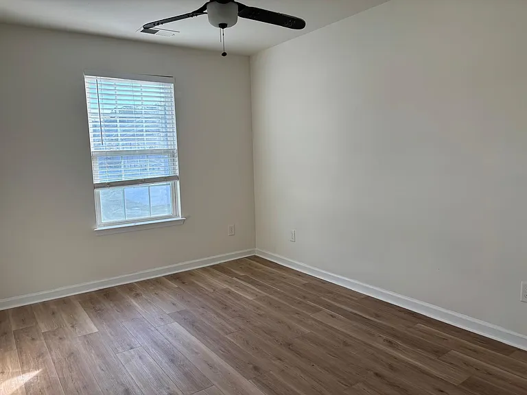 2528 Silverthorn Dr — Photo 15