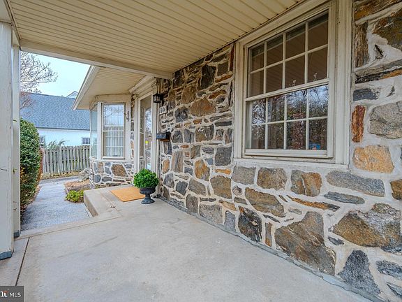 3rd image of 1604 Earlington Rd