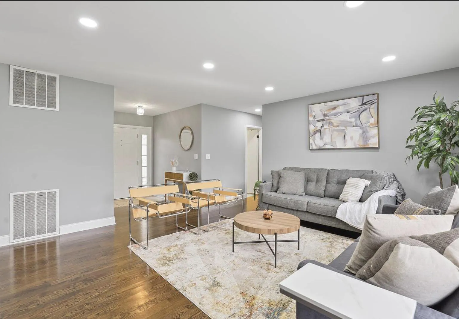 3 bed, 1300 sqft, $7,700 — Photo 2