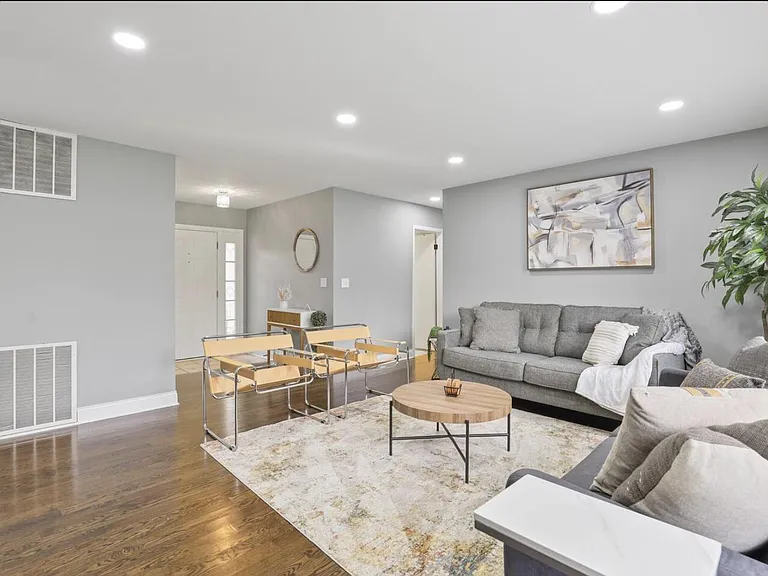 327 Musial Cir — Photo 2