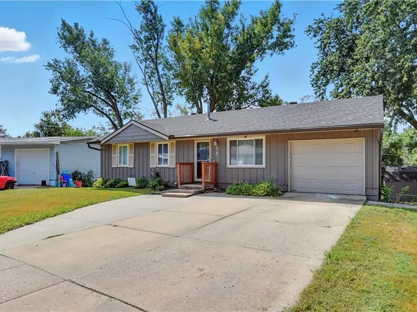 415 Fairlane St, Lansing, KS 66043