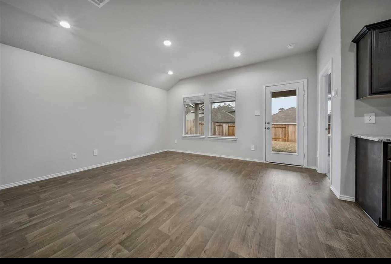 3 bed, 2.0 bath, 1550 sqft, $1,900 — Photo 3