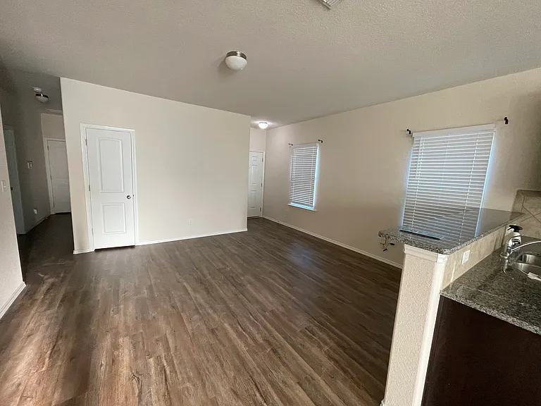 141 Buttercup Bnd — Photo 8