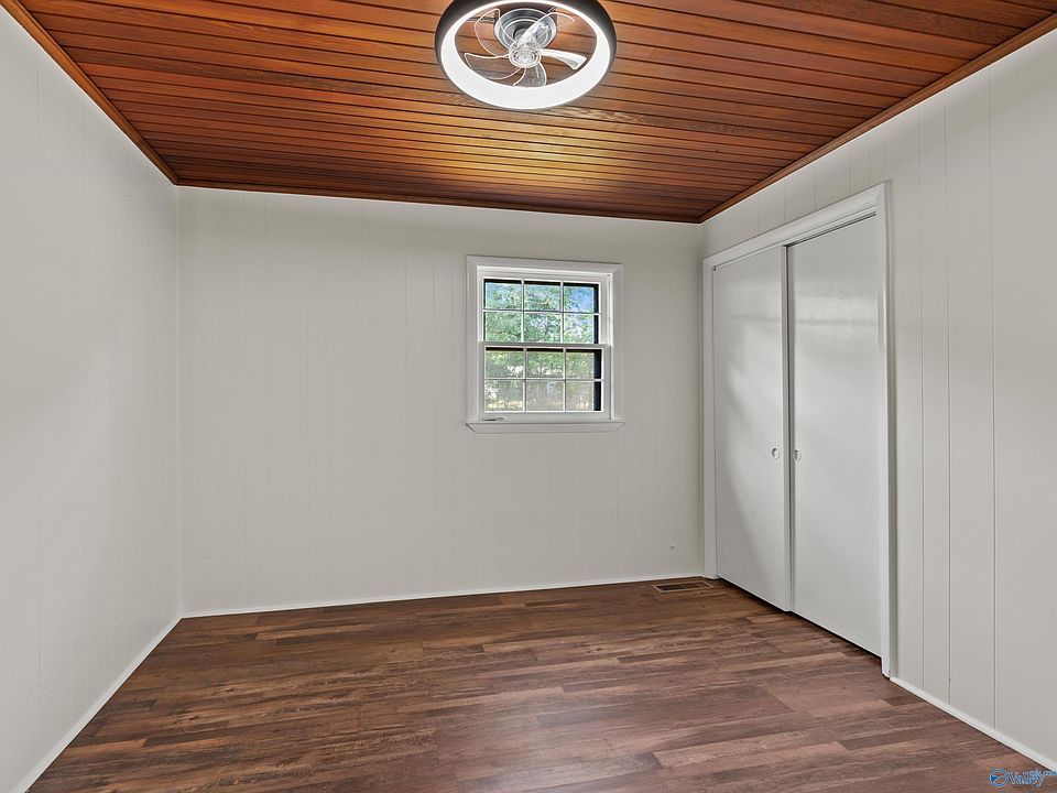 19th image of 146 Lark Ln