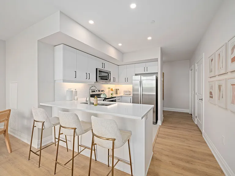 4286 King St E — Photo 16