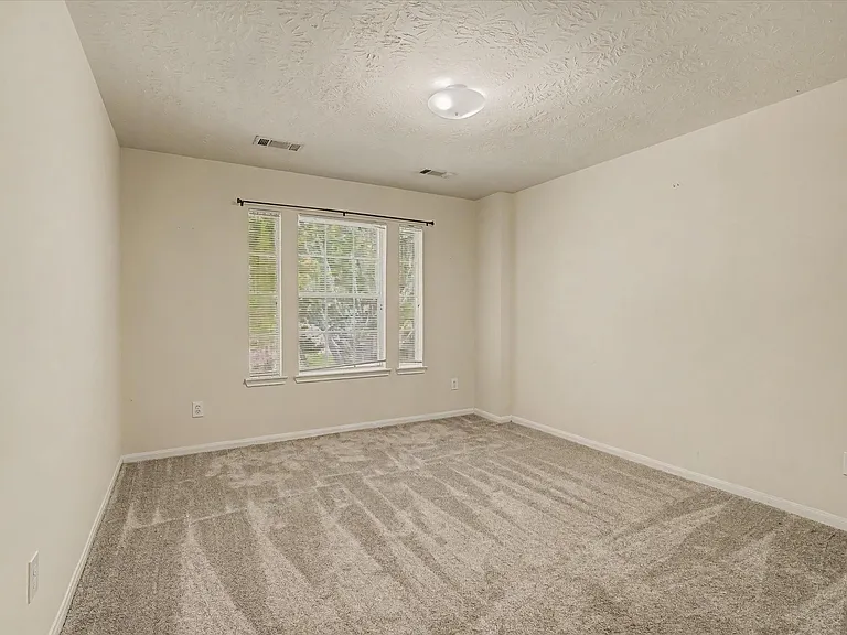 10840 Sycamore Dr N — Photo 36