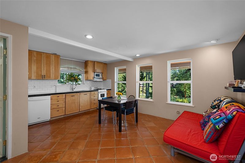 4th image of 430 E Madrona Pkwy