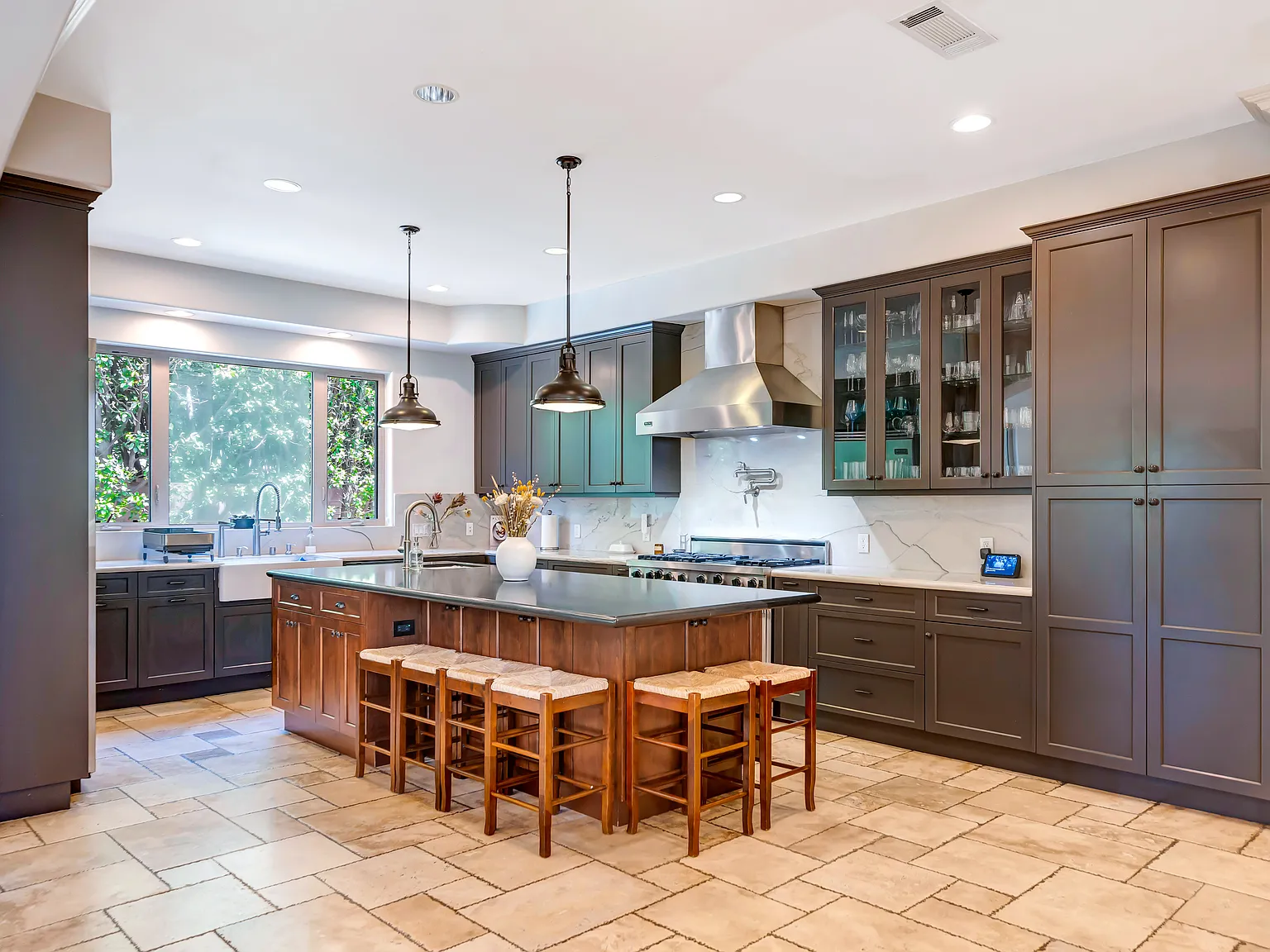 5 bed, 4.5 bath, 5400 sqft, $20,000 — Photo 3